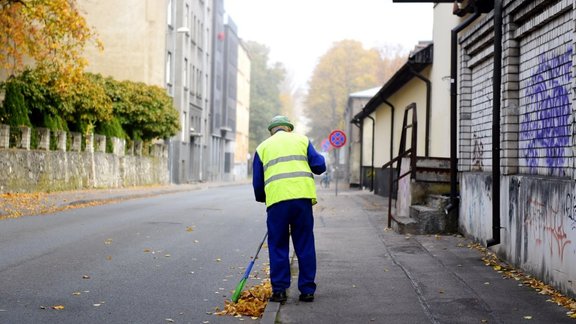 rudens, sētnieks, Šarlotes ielā, pilsēta, lapas, lapu grābšana