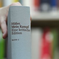 Книга Гитлера "Майн камф" вернулась на полки немецких магазинов