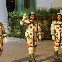 Ķīna uz kosmosa staciju nosūta trīs astronautus līdz šim ilgākajai misijai