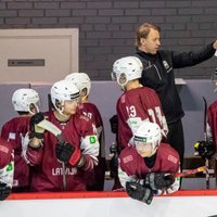 Četru nāciju turnīrs: Latvijas U-20 hokejisti piekāpjas austriešiem
