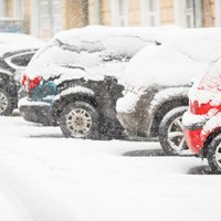 Sniegs un putenis apgrūtina braukšanu visā Latvijā