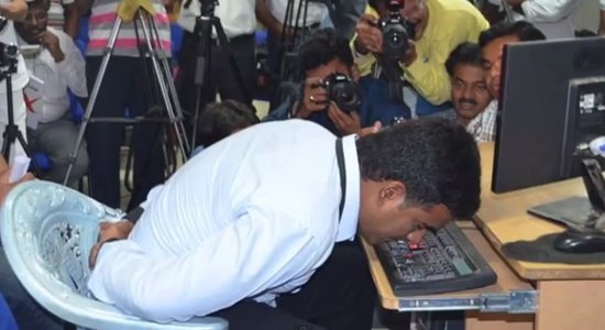 ВИДЕО: Житель Индии поставил рекорд скорости набора текста носом