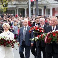 Foto: Valsts augstākās amatpersonas noliek ziedus pie Brīvības pieminekļa