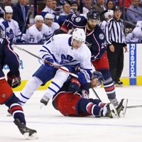 Video: NHL spēlē 'Maple Leafs' mazākumā piecu minūšu vietā nospēlē septiņas