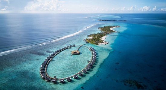 Foto: Maldīvu salās tapuši luksusa namiņi virs tirkīzzilā ūdens