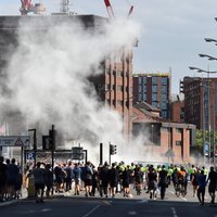 Protesti Lielbritānijā nerimst; demonstranti uzbrukuši policijai