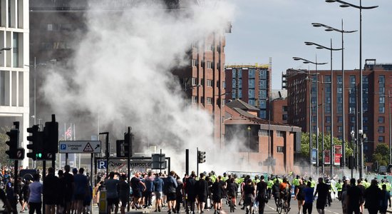 Protesti Lielbritānijā nerimst; demonstranti uzbrukuši policijai