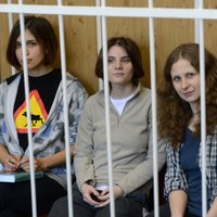 Tiesa 'Pussy Riot' mūziķēm par huligānismu piespriež divus gadus cietumā (plkst.18:19)