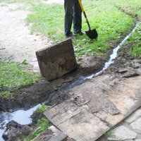 ФОТО: В Пурвциемсе из-за дождей затопило канализацию - приятного мало