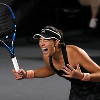 Divu atpalicēju cīņā uzvaru WTA sezonas noslēguma turnīra spēlē svin Mugurusa
