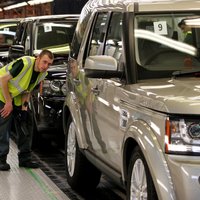 'Brexit' sekas: Lielbritānijas lielākais auto ražotājs samazinās darbinieku skaitu