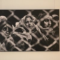 Foto: Sievietes bēgles – Rīgā atklāta izstāde par patvēruma meklētājām Eiropā