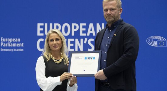 Foto: 'Tviterkonvojam' un festivālam 'Lampa' pasniegtas Eiropas Pilsoņu balvas