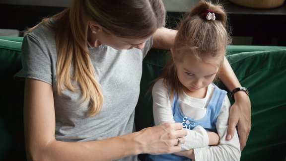 mamma meita dusmas disciplinēšana aizvainojums audzināšana 