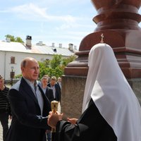 Раскрыты тайна красной "сумки" и имя спутницы Путина в монастыре