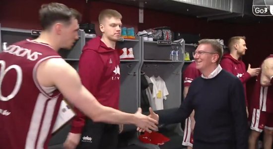 Video: Latvijas basketbola izlasi pēc uzvaras apsveic Valsts prezidents Rinkēvičs