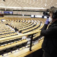 Из-за карантина Европарламент пустует. В нем приютили бездомных женщин