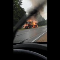 ВИДЕО: На шоссе Даугавпилс-Резекне загорелся трактор с прицепом