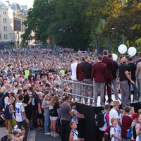 Latvijas basketbola izlasi pie Brīvības pieminekļa sagaidījuši ap 5000 līdzjutēju