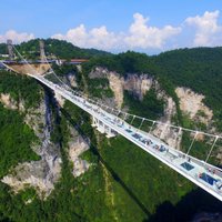 ФОТО: В Китае открыли самый длинный и самый высокий стеклянный мост