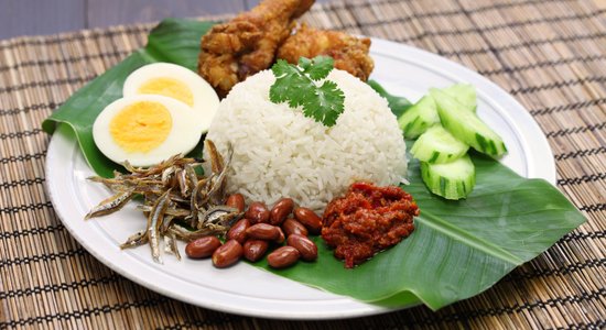 Kokosriekstu piena rīsi ar anšovu čili mērci malaiziešu gaumē - 'nasi lemak'