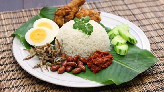 nasi lemak rīsi zemesrieksti čili