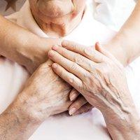 Минздрав призвал пожилых и людей с хроническими заболеваниями обращаться за помощью в случае нужды