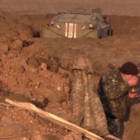 Video: Viena diena frontes zonā ar bataljonu 'Azov'
