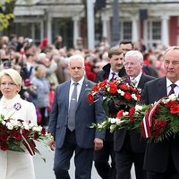 ФОТО: Высшие чины Латвии возложили цветы к памятнику Свободы