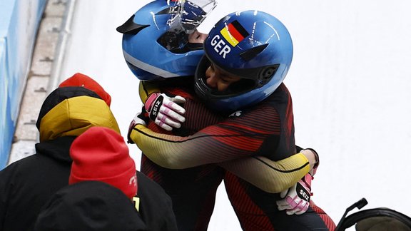 Pekinas olimpiskajās spēlēs dubultuzvara Vācijas sieviešu bobsleja divniekiem