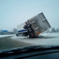 Video: Uz Valmieras apvedceļa avarējusi 'Maxima' kravas automašīna
