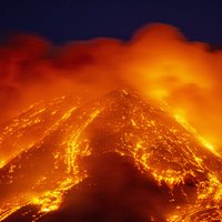 На Сицилии извергается вулкан Этна (фото, видео)