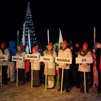 Foto: Siguldā lielā aukstumā atklāj Pasaules kausu kamaniņu sportā