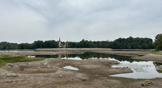 ФОТО: Только до конца сентября. Удивительные пейзажи на берегах Даугавы после снижения уровня воды на Плявиньской ГЭС