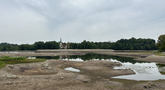 Foto: Neparasti skati, kas paveras pēc ūdens līmeņa samazināšanas Pļaviņu HES