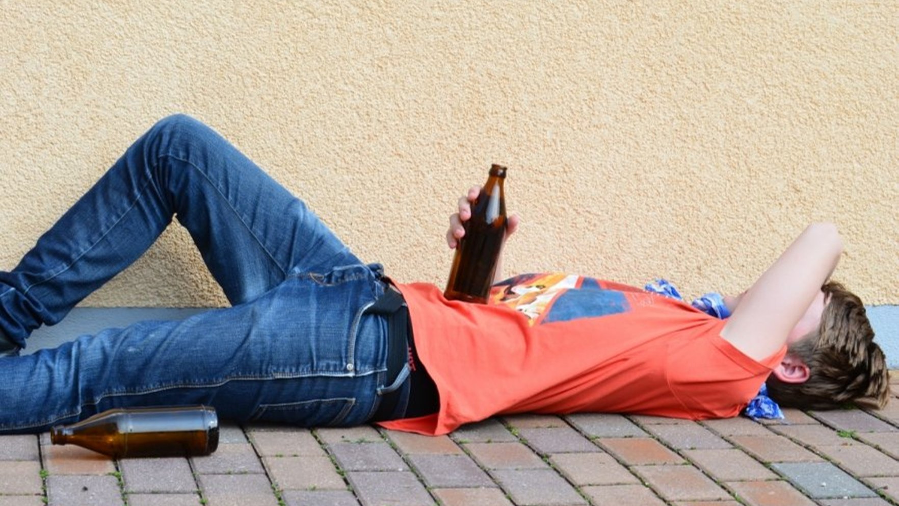 Alkoholu arī turpmāk varēs pirkt no 18 gadu vecuma, lemj Saeima