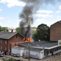 ФОТО, ВИДЕО: На улице Саркандаугавас возник пожар, а магазин продолжал работать