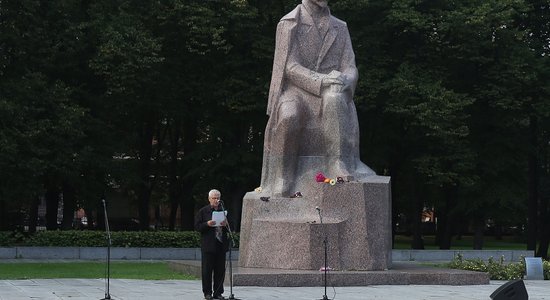 Foto: Raiņa dzimšanas dienā Esplanādē jau 49. reizi lasa dzeju