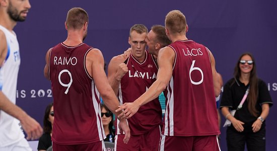 Miezis pēdējā uzbrukuma sekundē Latvijas 3x3 basketbolistiem nodrošina piekto uzvaru Parīzē