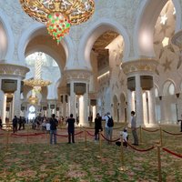Турист: уникальное украшение города Абу Даби - мечеть для 40 тысяч человек (+ фото)