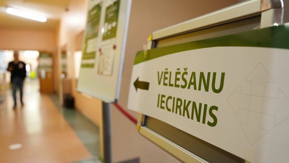 Ņirgāšanās par darbiniekiem – vēlēšanu iecirkņa darbiniece dalās ar piedzīvoto