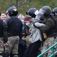 Video: Baltkrievijā vairāk nekā 1000 aizturēto; režīms likvidē piemiņas memoriālu Bondarenkam