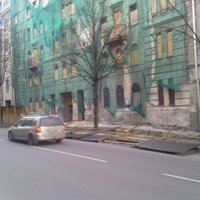 Lomonosova ielā apgāzies žogs traucē satiksmi (ar RD komentāru)