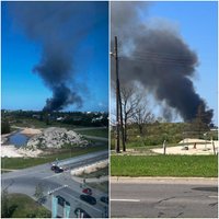 ФОТО, ВИДЕО. В районе Ганибу дамбис горел ангар. Оказалось, что его нельзя тушить водой (обновляется)