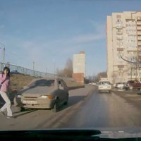 Video: Krievijā auto notriec sievieti, kura runā pa tālruni un neskatās apkārt