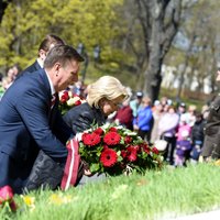 Foto: Ziedu nolikšanas ceremonija pie Brīvības pieminekļa