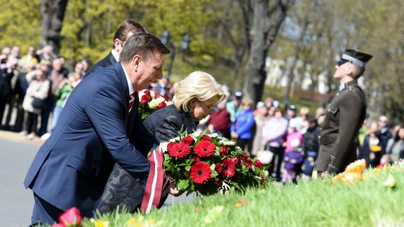 Ziedu nolikšanas ceremonija pie Brīvības pieminekļa - 8