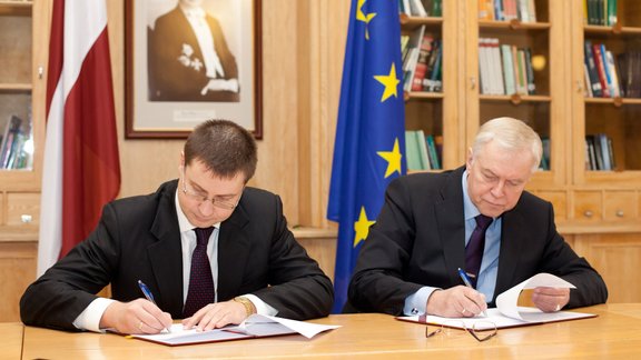 Dombrovskis un Brigmanis paraksta vienošanos - 2