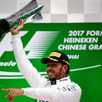 Хэмилтон выиграл Гран-при Китая и сравнялся с Простом по числу подиумов