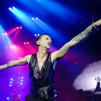 Foto: Pārpildītā 'Arēnā Rīga' ar jaudīgu šovu uzstājas 'Depeche Mode'